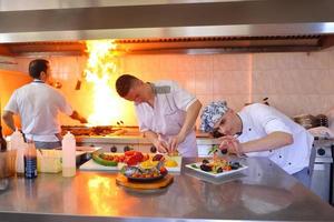 Koch bereitet Essen zu foto