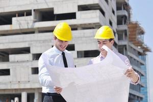 Architektenteam auf der Baustelle foto