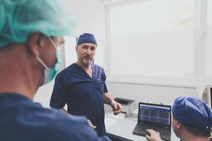 orthopädisches arztteam untersucht digitales röntgenbild in klinik oder krankenhaus foto