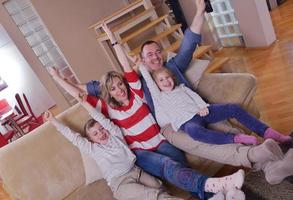 glückliche junge familie zu hause foto