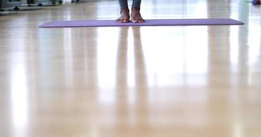 schwarze frau, die auf yogamatte steht foto