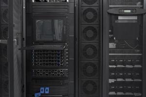 Rechenzentrum mit mehreren Reihen voll funktionsfähiger Server-Racks. moderne telekommunikation, cloud computing, künstliche intelligenz, datenbank, supercomputer-technologiekonzept. foto