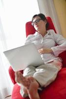 Frau mit einem Laptop-Computer zu Hause foto