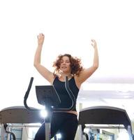 Frauen, die im Fitnessstudio auf Spinning-Rädern trainieren foto