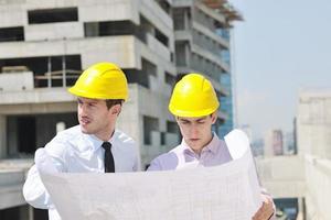 Architektenteam auf der Baustelle foto