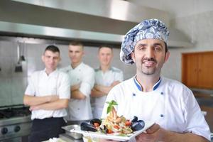 Koch bereitet Essen zu foto