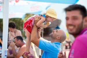 süßes kleines Mädchen, das mit ihrem jungen Vater Eis isst foto