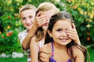 glückliche Kinder im Freien foto