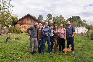 Porträt einer glücklichen Familie auf dem Bauernhof foto