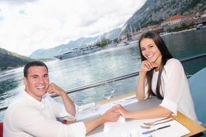 paar beim lanch in einem schönen restaurant foto