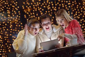 glückliche Mädchengruppe, die ein PC-Tablet betrachtet foto
