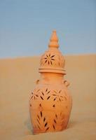 Arabischer Topf im Sand foto