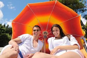 Glückliches Paar hat Spaß am Strand foto