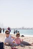 Mutter und Tochter am Strand foto