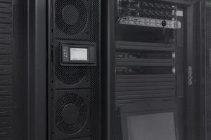 Rechenzentrum mit mehreren Reihen voll funktionsfähiger Server-Racks. moderne telekommunikation, cloud computing, künstliche intelligenz, datenbank, supercomputer-technologiekonzept. foto