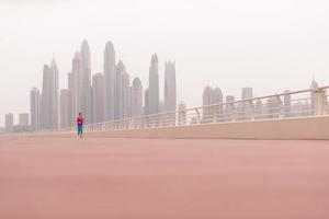 Frau läuft auf der Promenade foto