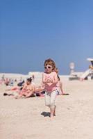 kleines Mädchen am Strand foto