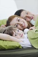 glückliche familie, die sich im bett entspannt foto