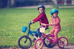 Junge und Mädchen mit Fahrrad foto