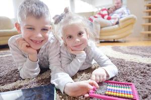 glückliche junge familie zu hause foto