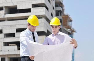 Architektenteam auf der Baustelle foto