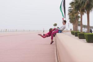 Mutter und süßes kleines Mädchen auf der Promenade am Meer foto