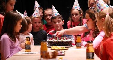 der junge feiert freudig seinen geburtstag foto