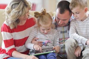 glückliche junge familie zu hause foto