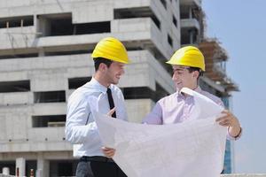 Architektenteam auf der Baustelle foto