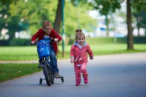 Junge und Mädchen mit Fahrrad foto