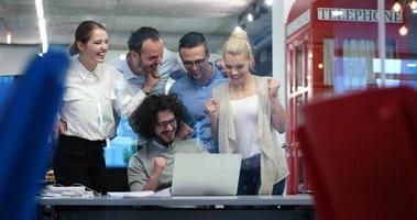 Startup-Business-Team bei einem Treffen in einem modernen Bürogebäude foto