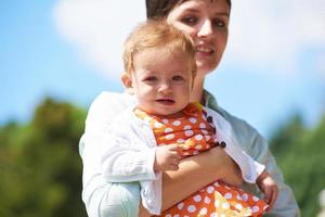 Mutter und Baby im Park foto