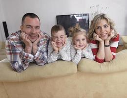 glückliche junge familie zu hause foto