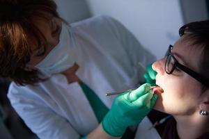 Patientin beim Zahnarzt foto