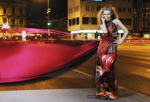 elegante Frau nachts auf der Stadtstraße foto