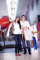 glückliches junges Paar beim Einkaufen foto