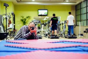 Fotograf im Fitnessstudio foto