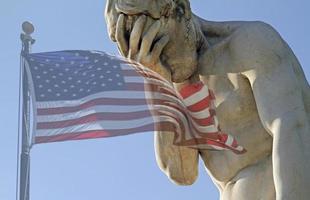 Facepalm-Statue und amerikanische Flagge foto