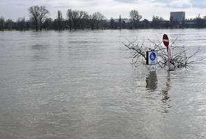 Extremwetter - überflutete Fußgängerzone in Köln, Deutschland foto