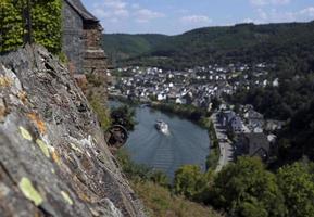 Blick über die Stadt Cochem an der Mosel in Deutschland foto