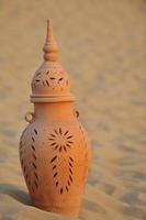 Arabischer Topf im Sand foto