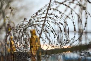 Stacheldraht am Zaun des Sperrgebiets foto