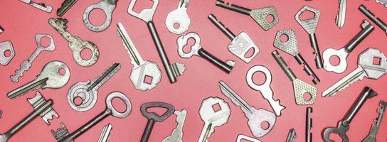 Schlüssel auf rosa Hintergrund. Türschloss Schlüssel und Safes für die richtige foto