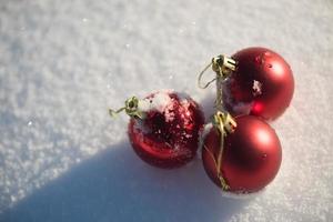 Weihnachtskugel im Schnee foto