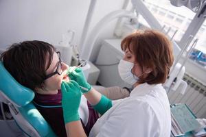 Patientin beim Zahnarzt foto