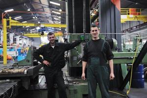 Industriearbeiter Menschen in der Fabrik foto