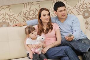 glückliche junge familie zu hause foto