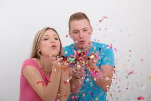romantisches junges paar, das party mit konfetti feiert foto