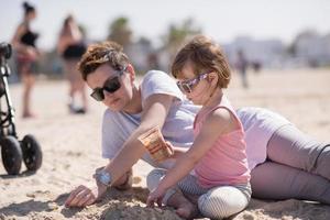 Mutter und Tochter am Strand foto