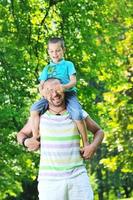 glücklicher vater und sohn haben spaß im park foto